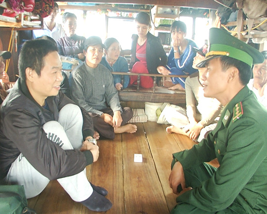 Bộ đội biên phòng hỏi han người Trung Quốc vừa được cứu.