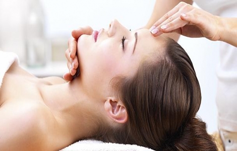 Massage làm đẹp da mặt trong thời tiết hanh khô