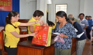 Quỹ Thiện Tâm-Tập đoàn Vingroup: Tặng quà Tết cho người nghèo huyện Tân Châu