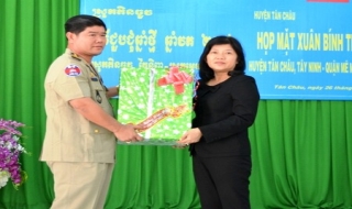 Tân Châu: Họp mặt thường kỳ với huyện Memot (Campuchia)