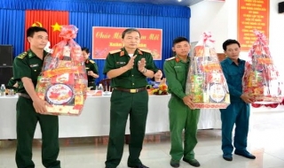 Chính ủy Bộ tư lệnh Quân khu 7 thăm, chúc Tết lực lượng vũ trang huyện Tân Châu