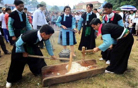 Người Mông ở bản Nà Tấu với tục giã bánh dày ngày xuân