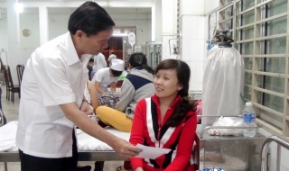 Lãnh đạo tỉnh thăm cán bộ, bác sĩ và bệnh nhân ở Trung tâm Y tế Trảng Bàng