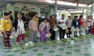 Bến Cầu: Hơn 2.500 phần quà tặng hộ nghèo và đối tượng chính sách vui xuân