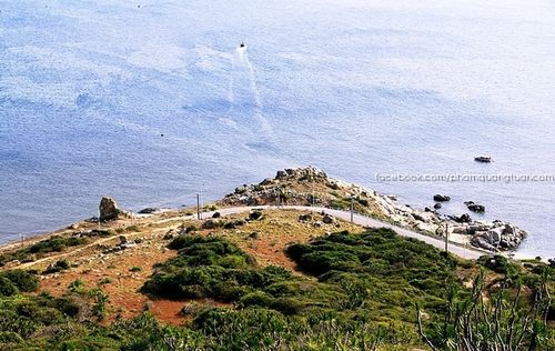 Con đường biển Bình Tiên, Ninh Thuận. Bãi biển này cách Phan Rang khoảng 30 km. Con đường nằm trong một vòng cung du lịch gồm vịnh Vĩnh Hy, vườn quốc gia Núi Chúa, biển Bình Tiên.