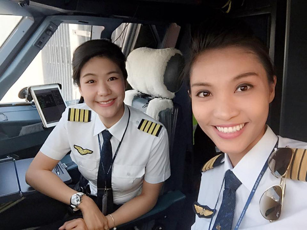 Cơ trưởng và cơ phó chụp ảnh wefie trước chuyến bay khoe vẻ xinh đẹp rạng rỡ và đậy tự tin.