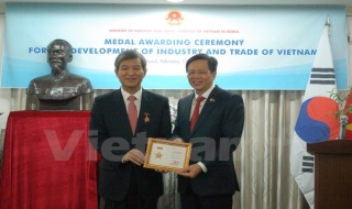 Trao tặng kỷ niệm chương cho nguyên Tổng Thư ký ASEAN-Hàn Quốc