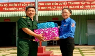 Huyện đoàn Châu Thành: Thăm, tặng quà cán bộ, chiến sĩ biên phòng
