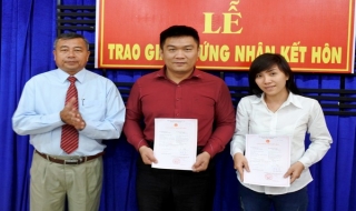 Bến Cầu: Trao giấy chứng nhận kết hôn giữa công dân Việt Nam với người nước ngoài