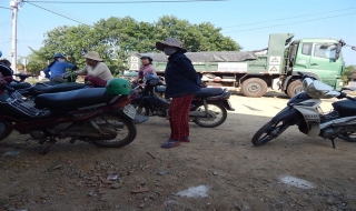 Người dân phong tỏa xe chở rác thải công nghiệp