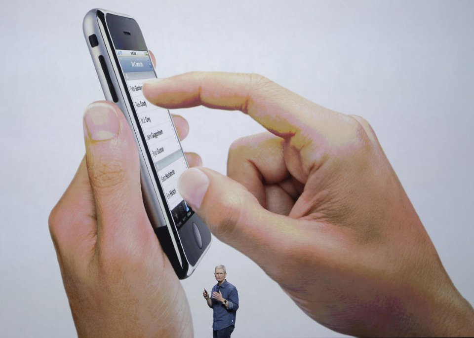 CEO Apple, Tim Cook thuyết trình trong một sự kiện Apple ra mắt sản phẩm mới