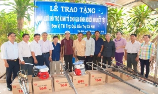 Tặng thiết bị hỗ trợ kinh tế cho gia đình người khuyết tật ở huyện Tân Châu