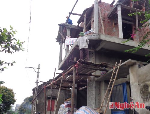 Thợ xây không được trnag bị bảo hộ lao động.