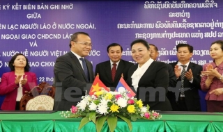 Việt Nam và Lào ký hợp tác về kiều bào giai đoạn 2016-2020