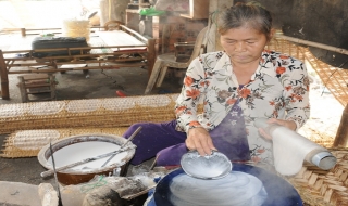 Miệt mài cùng… bánh tráng phơi sương