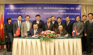 Việt Nam và Lào ký thoả thuận tăng cường hợp tác tài chính