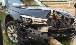 Đà Nẵng: Khách lái thử làm xe sang BMW tan nát vì đâm gãy cây xanh