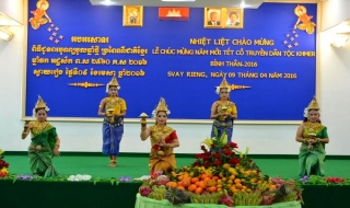 Chủ tịch UBND tỉnh thăm và chúc Tết cổ truyền tại tỉnh Svay Rieng