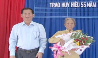 Châu Thành: Trao huy hiệu 55, 30 năm tuổi Đảng