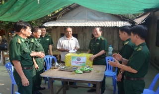 Bộ đội Biên phòng Tây Ninh chúc Tết Chol Chnam Thmay đồng bào dân tộc