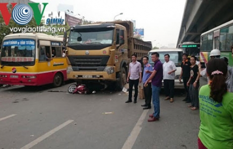 Dừng chờ đèn đỏ lấn đường, người phụ nữ chết thảm dưới gầm xe tải