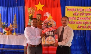 Lãnh đạo tỉnh chúc tết đồng bào dân tộc Khmer tại ấp Kà Ốt