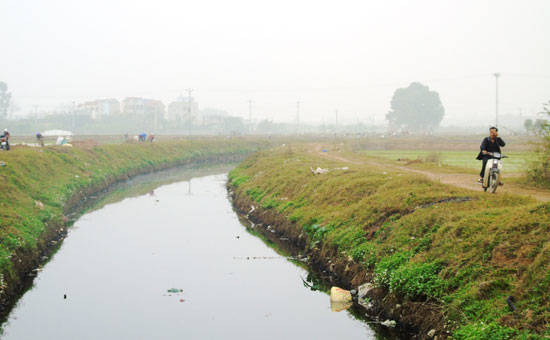 Kênh Mai (xã Thanh Mai, huyện Thanh Oai) đen ngòm và đầy rác.