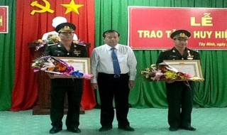 Chủ tịch UBND tỉnh trao huy hiệu 30 tuổi Đảng cho 2 đảng viên thuộc Đảng bộ BĐBP Tây Ninh