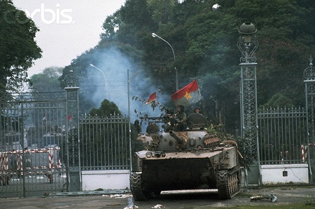 Xe tăng hùng dũng tiến vào dinh Độc lập. Ảnh: Francoise de Mulder/Corbis