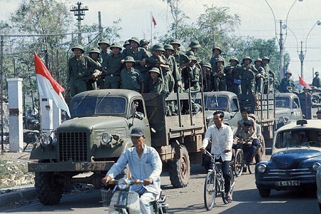 Xe chờ quân giải phóng tiến vào Sài Gòn. Ảnh: Jean-Claude Labbe/Gamma-Rapho