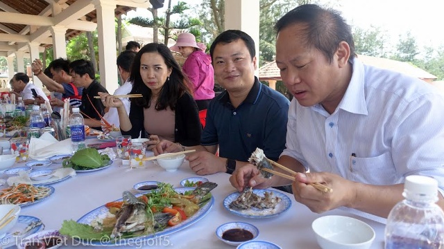 Bộ trưởng mời đoàn công tác dùng bữa trưa có món cá tại Quảng Bình. Ảnh Infonet