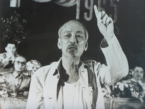 Chủ tịch Hồ Chí Minh tại cuộc mít tinh chào mừng Ngày Quốc tế Lao động 1/5/1965. Ảnh Internet