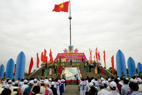 Lễ thượng cờ Ngày hội thống nhất non sông, nhân kỷ niệm 41 năm Ngày Giải phóng miền Nam, thống nhất đất nước (30/4/1975-30/4/2016) tại Quảng Trị - Ảnh: VGP/Thành Chung