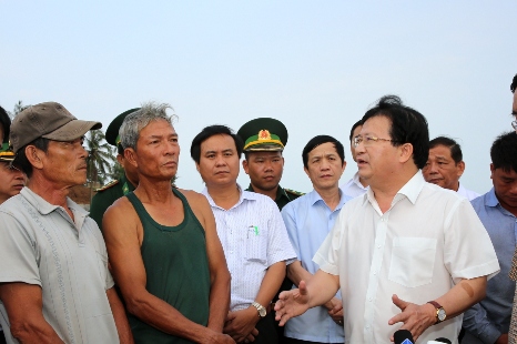 Phó Thủ tướng Trịnh Đình Dũng thăm hỏi, động viên ngư dân tại cảng cá Cửa Tùng, huyện Vĩnh Linh, tỉnh Quảng Trị. Ảnh: chinhphu.vn