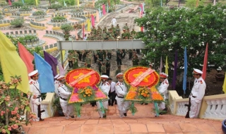 Lãnh đạo Bộ Công an, Tổng cục Chính trị QĐND Việt Nam viếng nghĩa trang liệt sĩ Quốc gia Đồi 82