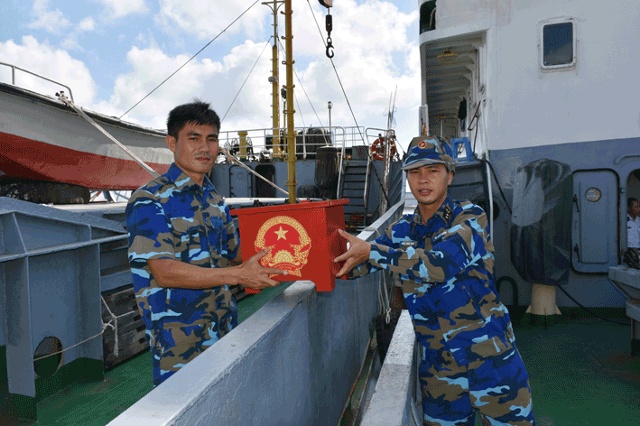 Chuyển hòm phiếu lên tàu HQ 636