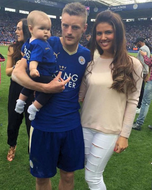Jamie Vardy không chỉ kết thúc mùa giải với chức vô địch cùng Leicester mà còn trói người đẹp 33 tuổi Rebekah Nicholson. Hai người sẽ tổ chức đám cưới vào cuối tháng Năm này, để Vardy có thêm thời gian chuẩn bị, nếu được triệu tập thi đấu cho tuyển Anh ở Euro 2016.	Hai người đã có một bé gái chung là Sofia và hai người con riêng từ những mối quan hệ trước đó của Nicholson.