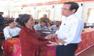 Cử tri Bến Cầu tiếp xúc với người ứng cử đại biểu quốc hội khoá XIV