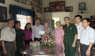 Chủ tịch UBND huyện Châu Thành thăm cựu chiến binh Điện Biên Phủ