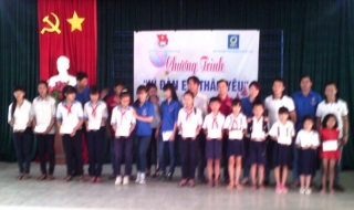 Huyện đoàn Dương Minh Châu trao học bổng cho học sinh nghèo