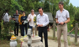 7 đại sứ viếng mộ Đại tướng Võ Nguyên Giáp