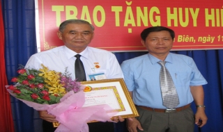 Trao Huy hiệu 30, 50 năm tuổi Đảng cho đảng viên