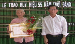 Châu Thành: Trao huy hiệu 55 năm tuổi đảng