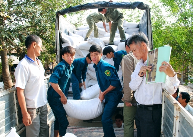 Đồng bào Thái ở xã Hạnh Dịch, Quế Phong nhận gạo cứu đói của Chính phủ - Ảnh: Hồ Phương.