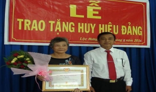 Trao huy hiệu 50, 30 năm tuổi Đảng