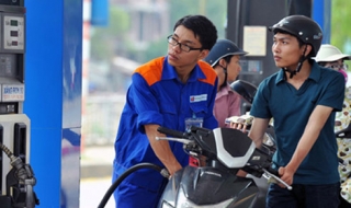 Xăng tiếp tục tăng giá hơn 240 đồng một lít