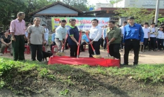 Huyện đoàn Dương Minh Châu: Khởi công xây dựng cầu bắc qua kênh N2A7