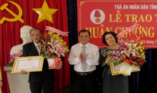 Trao Huân chương Lao động cho nguyên lãnh đạo TAND tỉnh Tây Ninh