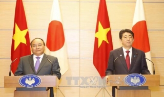 Thủ tướng Nguyễn Xuân Phúc và Thủ tướng Abe họp báo chung