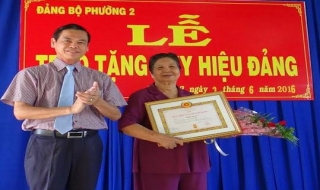 Thành ủy Tây Ninh trao tặng huy hiệu Đảng